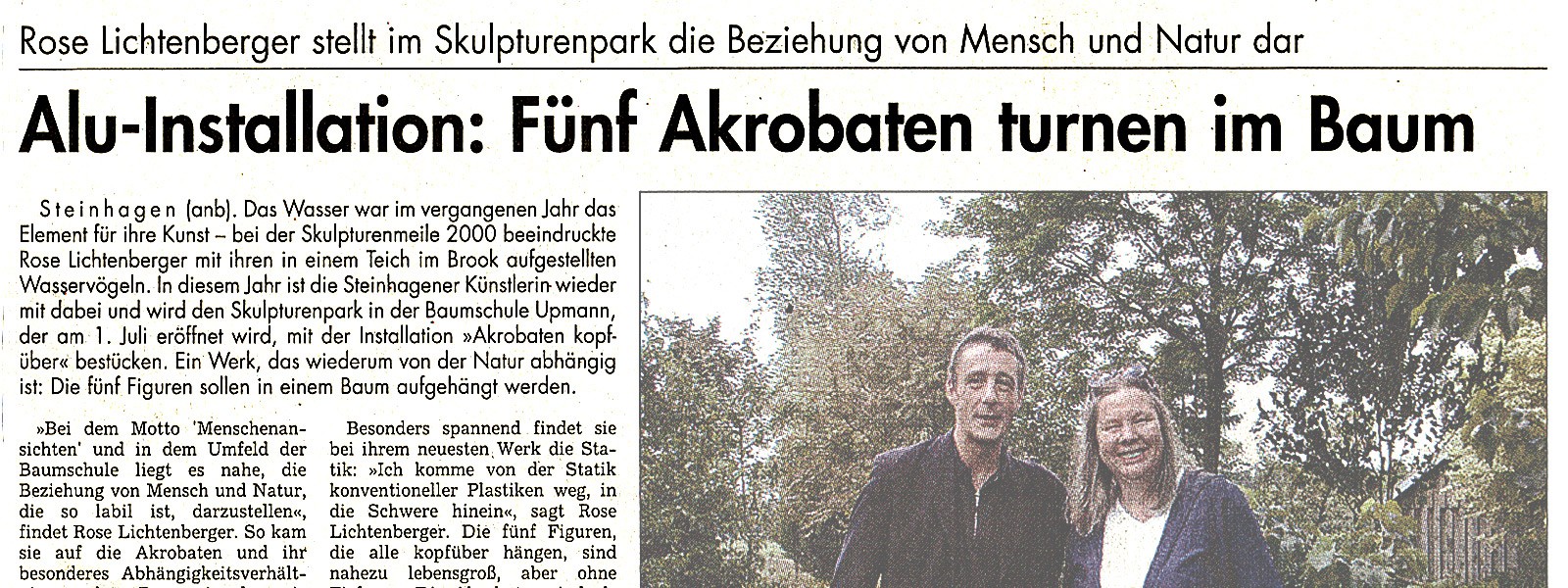 Abbildung: Alu-Installation: Fünf Akrobaten turnen im Baum